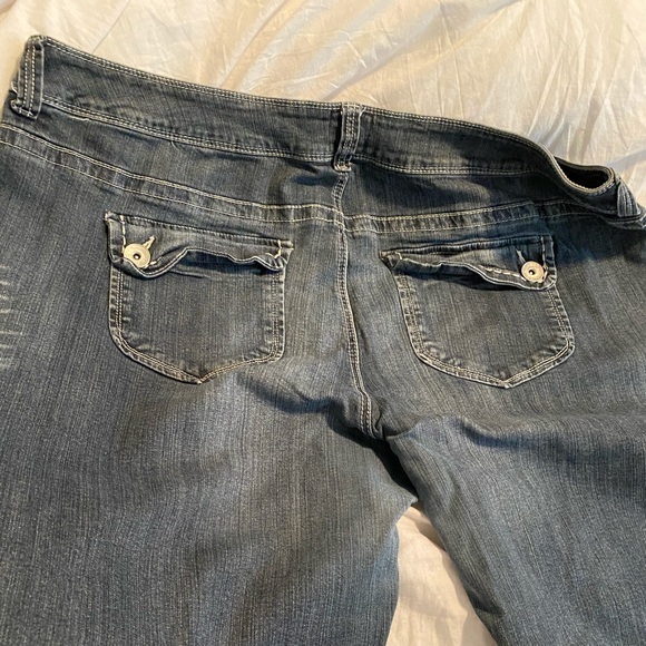 Cut off jean shorts - Picture 1 of 3